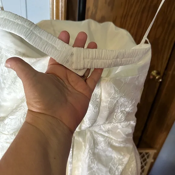 Elegant Floral Embossed Dress - Picture 4 of 5